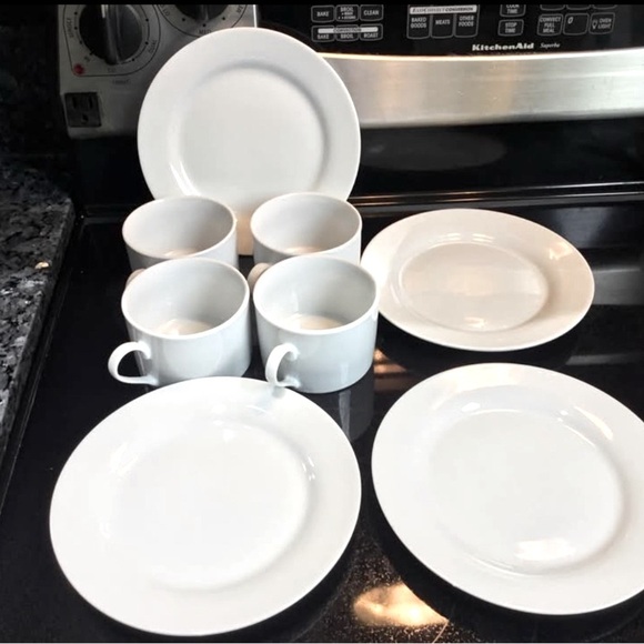 ✨HOST PICK✨ Vintage Stylish Cool Wicker Picnic Basket Dish Set - Never Used 🧺✨ - Picture 8 of 14